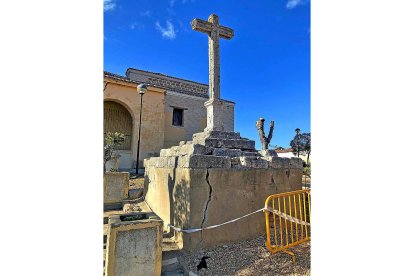 La cruz, con el pedestal agrietado. A la derecha, detalle de otro ángulo.-E. M.