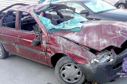 Estado en el que quedó el vehículo accidentado, un antiguo Ford Escort.-POLICÍA NACIONAL