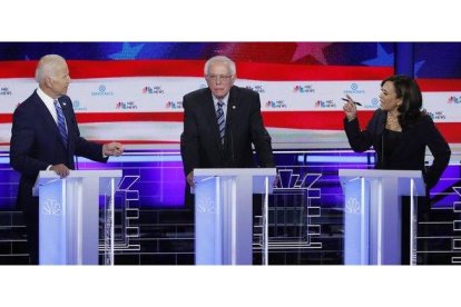 De izquierda a derecha, Joe Biden, Bernie Sanders y Kamala Harris, durante el segundo debate demócrata, en Miami.-X90033