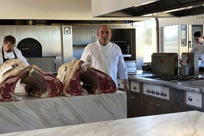 José Gordón en una de las zonas de la cocina que ha sido reformada. - LA POSADA