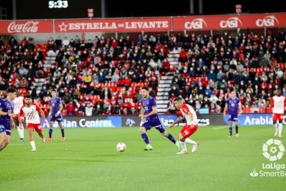 Óscar Plano presiona a un rival. / LA LIGA