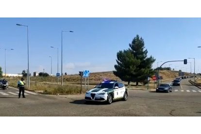 La policía local de Valladolid acompaña a la comitiva de la Guardia Civil que traslada el féretro de Pedro Alfonso Casado. - E. M.