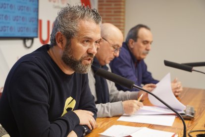 El secretario de Acción Sindical y Coordinador del Diálogo Social de UGTCyL, Raúl Santa Eufemia, acompañado por algunos de los mediadores del servicio. ICAL