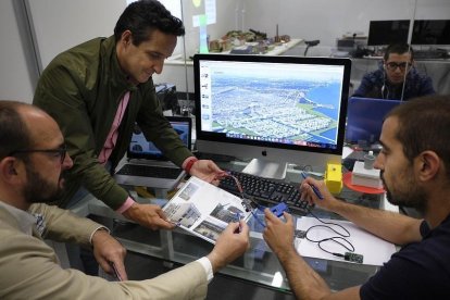 Carlos Sánchez, Juan Manuel Corchado y Jorge Herrera en las instalaciones de Bisite de la Universidad de Salamanca.-ENRIQUE CARRASCAL