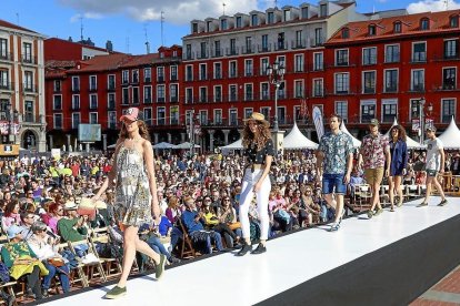 Los modelos durante uno de los desfiles en la pasarela ubicada en la Plaza Mayor.-J.M. LOSTAU