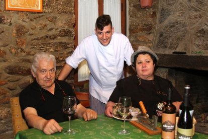 En la imagen, Elías Martín (i) y Gloría Lucía (d) Martín, dueños y cocineros del restaurante  con Luis Gonzaga, un maestro aprendiz de los fogones de El Empalme.-JOSÉ LUIS CABRERO