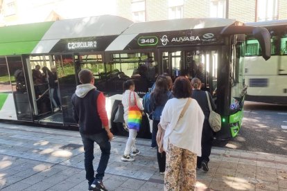 Viajeros toman un autobús de la línea Circular. -PHOTOGENIC