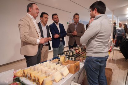 Vistia del vicepresidente de la Diputación, Víctor Alonso Monje, junto a otros diputados. - E. PRESS