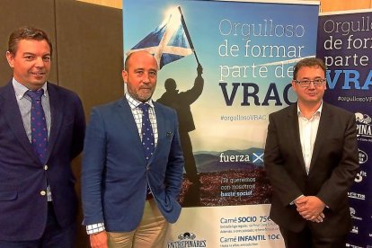 Alberto Domínguez, Chema Valentín-Gamazo y Enrique Lledó posan con el cartel de la campaña.-G.S.