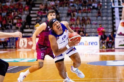 Imagen del tercer partido de los playoffs entre Lleida y Real Valladolid en el Barris Nord. / LOF