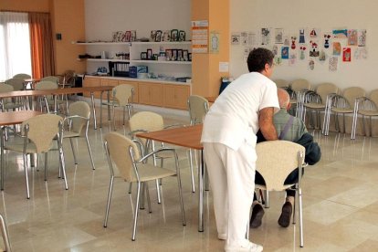 Enfermero ayuda a una persona mayor en una residencia para la tercera edad-ICAL