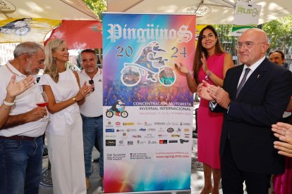 Inauguración oficial de Pingüinos 2024 con la presencia de José Manuel Navas, responsable de Turismoto; Jesús Julio Carnero, alcalde de Valladolid; Irene Carvajal, primera teniente alcalde, y Blanca Jiménez, concejala de Turismo, Eventos y Marca Ciudad. -AYUNTAMIENTO VALLADOLID