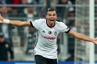 Pepe protesta al árbitro en un partido de Champions frente al Mónaco.-EFE / SEDAT SUNA