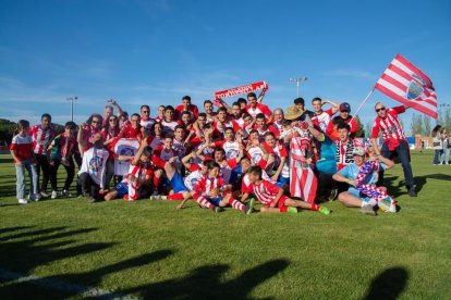 Celebración del Atlético Tordesillas sobre el césped. / E. M.