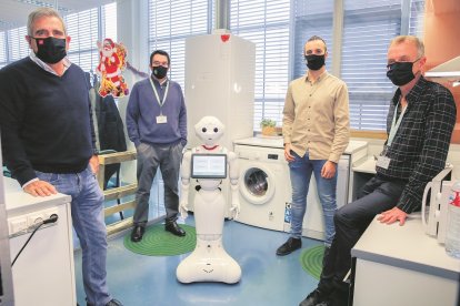 Investigadores de la Universidad de Valladolid y Cartif en las instalaciones del centro tecnológico. - J. M. LOSTAU