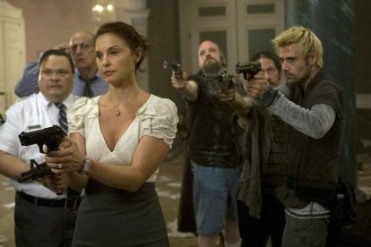 Ashley Judd empuña una pistola, en una escena de la película 'Atraco por duplicao'.-
