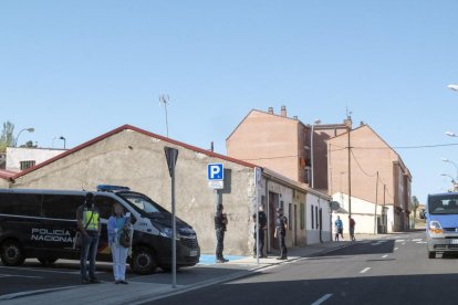 La calle Mayor del barrio salmantino de Chamberí durante la redada policial.-ICAL