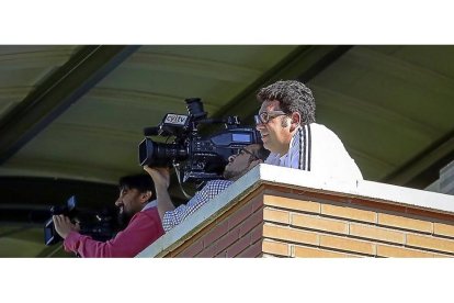Juan Carlos Pérez siguiendo uno de los partidos de 'su' SilverStorm El Salvador desde la tribuna de prensa. / PHOTOGENIC