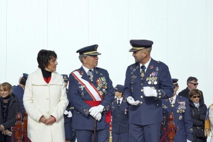 La delegada del Gobierno en CyL, Mercedes Martín, asistió junto al subdelegado en la provincia de Valladolid, Emilio Álvarez, al acto militar que se celebró en la Base Área de Villanubla, con motivo de la festividad de su patrona, Nuestra Señora de Loreto-ICAL