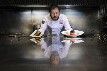 David Muñoz muestra dos de los platos de su carta: chipirón con risotto de trigo y tomate relleno de mousse de ventresca.-ENRIQUE CARRASCAL