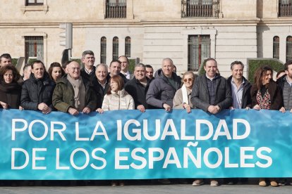 Los alcaldes del Partido Popular de Valladolid posan tras el acto de firma del manifiesto por la igualdad