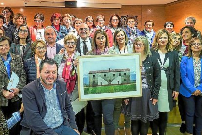 Representantes de Intras junto a Carnero, Marcos, Torres y participantes de la jornada, ayer en Urueña.-EL MUNDO