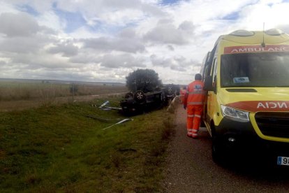 Vuelca un turismo en la A-6 a la altura de Villanueva de los Caballeros (Valladolid). -TWITTER BOMBEROS_VA