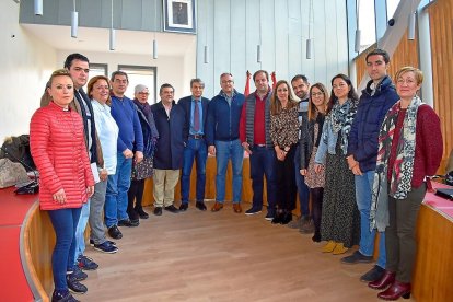 La corporación municipal de Guijuelo junto a los miembros de la Asociación Salvar el Archivo de Salamanca.-E.M.