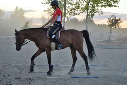 La amazona vallisoletana Marina Morchón monta a su caballo Júnior.