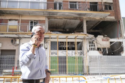 El concejal Ignacio Zarandona visita el edificio de la calle Goya. J.M. LOSTAU