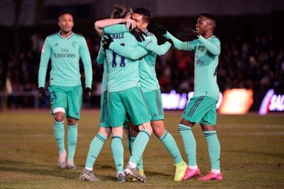 Los jugadores del Madrid celebran con Bale el primer gol ante Unionistas en la Copa.-AFP