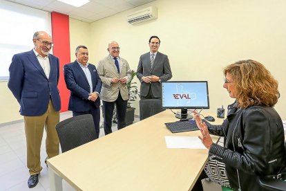 Víctor Bartolomé, José Manuel Barrio, Jesús Julio Carnero y Guzmán Gómez ayer, en la nueva oficina de Reval.-EL MUNDO