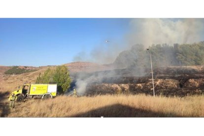Trabajos de extinción del incendio que se declaró en la base militar de Santovenia, cuyos causantes han sido detenidos. - EUROPA PRESS