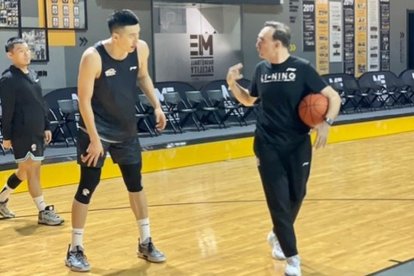 Hugo López corrige a uno de sus jugadores en un entrenamiento en China. / EL MUNDO