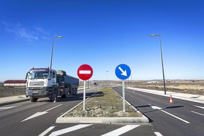 Calles urbanizadas en el Área de Actividades Canal de Castilla, a la espera de inauguración.-MIGUEL ÁNGEL SANTOS