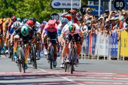 Sam Bennett, a la derecha, se impone en la primera etapa del Tour Down Under, en Australia.-BRENTON EDWARDS / AFP