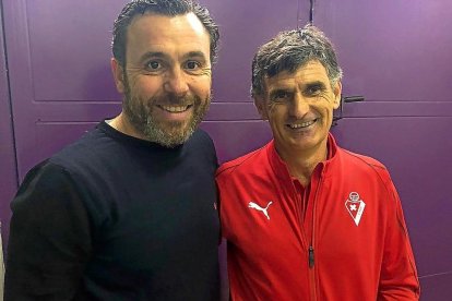 Sergio y Mendilibar, dos estandartes del Real Valladolid en este siglo, posan juntos en el estadio Zorrilla.-RVCF