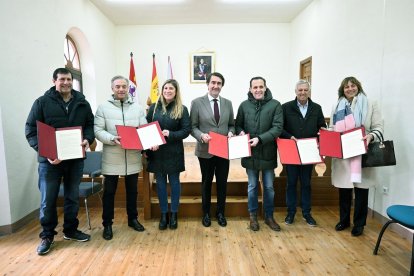 El consejero de Medio Ambiente, Vivienda y Ordenación del Territorio, Juan Carlos Suárez-Quiñones, acompañado del presidente de la Diputación de Valladolid, Conrado Íscar, durante la firma de convenios con cinco ayuntamientos de la provincia de Valladolid. -EP