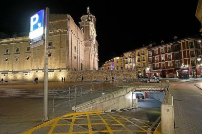 Aparcamiento de Isolux Corsán en la Plaza de Portugalete, uno de los que se negocia la venta.-J.M.LOSTAU