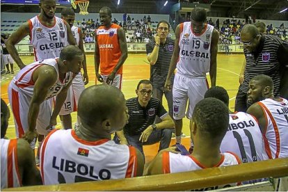 Hugo López, durante un tiempo muerto con su equipo el Libolo de Angola esta temporada.-EL MUNDO