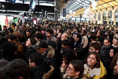 Aglomeración de pasajeros en la estación de Saint-Lazare, en París, durante la huelga de transportes, este lunes.-BERTRAND GUAY (AFP)