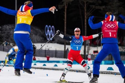 Marit Bjorgen celebra el oro en la prueba de relevos de 4x5 kilómetros.-/ AFP / JONATHAN NACKSTRAND