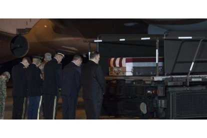 El secretario de Estado, Mike Pompeo, junto con otros dirigentes, recibe en EEUU el pasado sábado el cuerpo de un soldado muerto en Kabul en un atentado talibán.-CLIFF OWEN (AP)