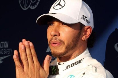 Lewis Hamilton y su Mercedes volvieron a ser muy superiores en los ensayos definitivos del GP de Australia, donde lograron la pole.-AFP / BRENDON RATNAYAKE