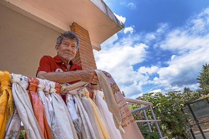 El alpinista abulense Carlos Soria en su domicilio de Moralzarzal (Madrid).-ICAL