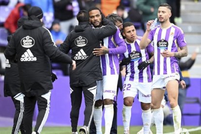 Cyle Larin es felicitado por el banquillo del real Valladolid tras su gol salvador. / LALIGA