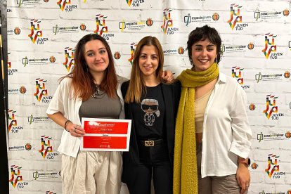 Las ganadoras de XI Concurso DemoExpress, Andrea Suárez e Irene Tamayo del dúo Bulsara, junto a la concejala delegada especial de Juventud, Carolina del Bosque Peón - E.M.