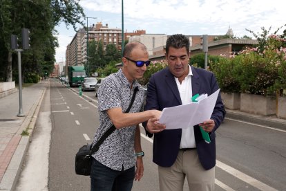 El concejal de Tráfico y Movilidad del Ayuntamiento de Valladolid, Alberto Gutiérrez Alberca, presenta la modificación del carril bici del paseo de Isabel la Católica.- ICAL