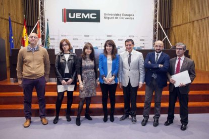 (I a D) Javier Blanco, Maite Rodríguez, Angélica Tanarro, Cristina Gómez, Jesús Fonseca, Felipe Ramos y José Ignacio Foces, durante la clausura de las jornadas del Congreso 'Imagina Cervantes hoy' de la UEMC-ICAL