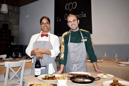 Guzmán y Yessica, en el salón de La Querencia, con algunos de los platos de su carta.-